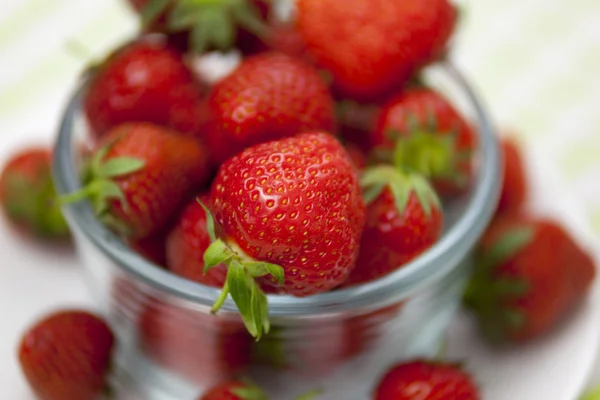 Glass bowl full of ripe strawberrys up close — Stock Photo, Image
