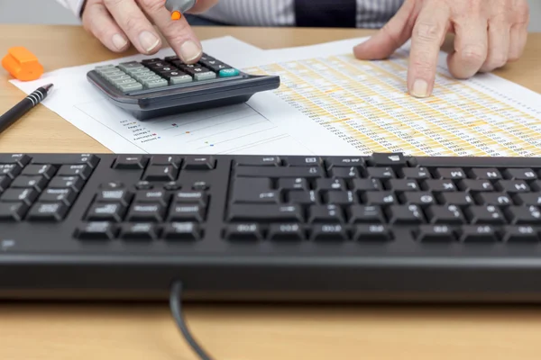 Finansal hesap masasında hesaplama meşgul