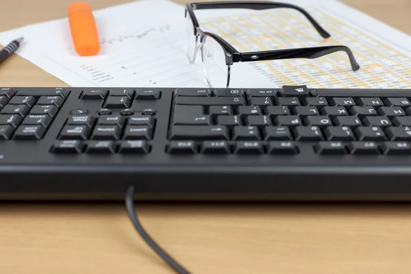 Paire de lunettes posée sur un bureau de comptables financiers occupé — Photo