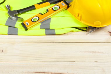 Çekiç, bir yüksek görünürlük yelek üzerinde döşeme düzey ve zor şapka