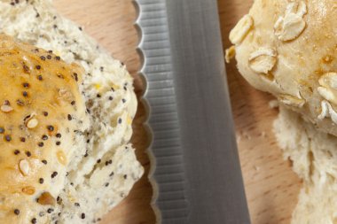 İki numaralı seribaşı ekmek rulo dilimlenmiş kapatın