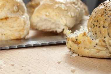 Mutfak tezgah üzerinde döşeme numaralı seribaşı ekmek rulo