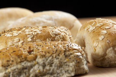 Seçim numaralı seribaşı kepekli ekmek bir breadboard üzerinde rulo