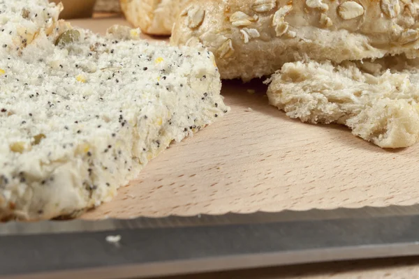 Bir numaralı seribaşı dilimlenmiş kepekli ekmek rulo yakın çekim