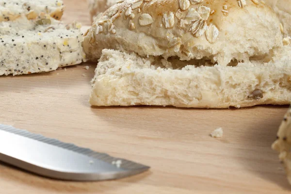 Ahşap bir breadboard üzerinde döşeme yulaf pul ekmek rulo