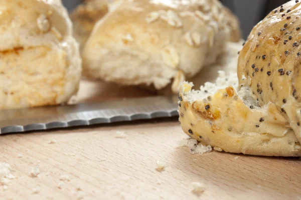 Mutfak tezgah üzerinde döşeme numaralı seribaşı ekmek rulo