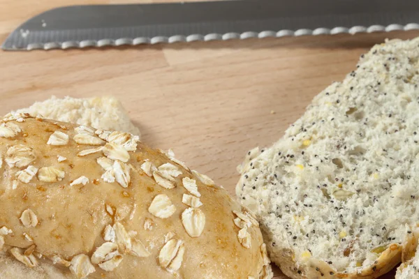 Bir breadboard üzerinde döşeme dilimlenmiş numaralı seribaşı kepekli ekmek rulo