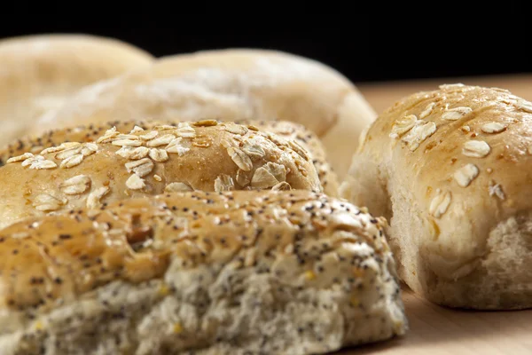 Seçim numaralı seribaşı kepekli ekmek bir breadboard üzerinde rulo