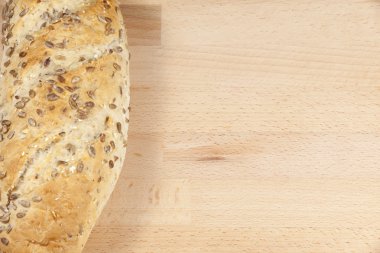 Ahşap doğrama tahtası üzerinde ekmek bal kaplı