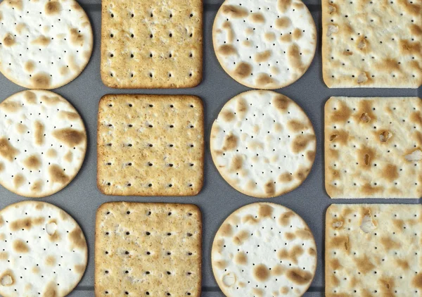 Verse crackers oven te leggen op een bakplaat — Stockfoto