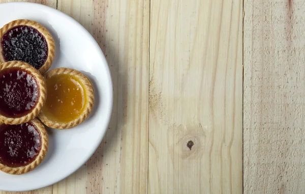 Placa de surtidos tartas de mermelada en una mesa de madera — Foto de Stock