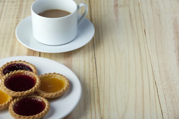 Placa de tartas de mermelada fresca y una taza de café — Foto de Stock