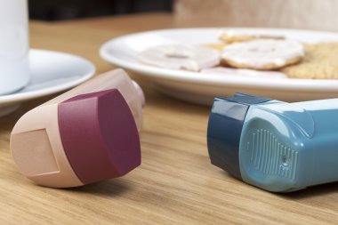Kahvaltı masasında iki astım inhaler, yakın çekim