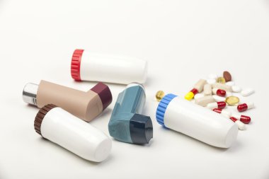 Astım inhaler ve biraz hap beyaz üzerine çeşitli