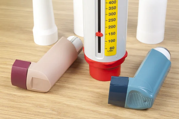 Close up of asthma inhalers and peek flow meter on table — Stock Photo, Image