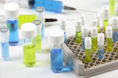 Mavi ve yeşil sıvı içeren şişeleri yakın çekim