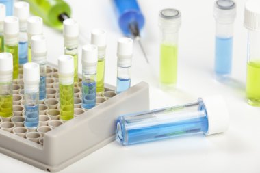 Şırınga'nın kapalı şişe bankta devirdi