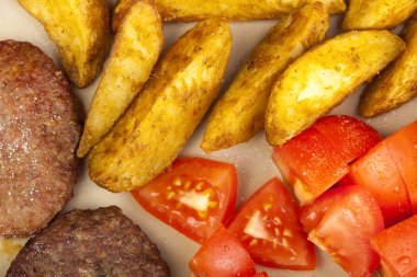 Sığır eti Burger patates dilimleri ve taze domates'ın