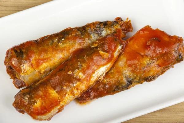 Sardine placcate in una salsa di pomodoro ricca — Foto Stock