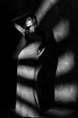 Kız tam uzunlukta gölgesinde