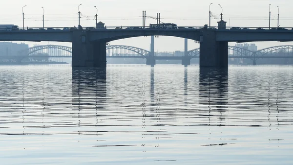 Neva üzerinden sabah köprüler. — Stok fotoğraf