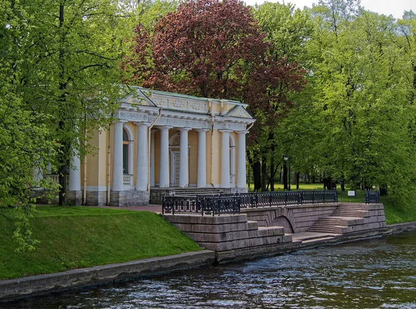 Mikhailovsky bahçesindeki Rossi köşkü ve granit iskele. Saint Petersburg 'un Taş Tarihi.