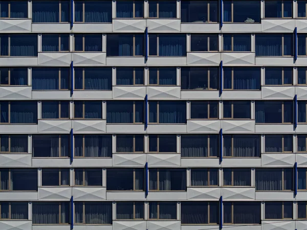 サンクトペテルブルクのホテルの窓 市内中心部の近代建築 — ストック写真