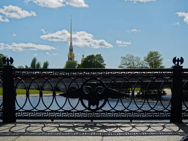 Çift Başlı Kartallı Dökme Demir Set Çiti Aziz Petersburg Kalbi — Stok fotoğraf