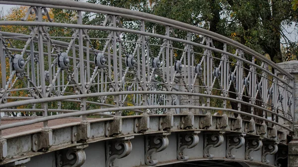 Puente Metálico Calado Palacios Parques Región Leningrado Gatchina —  Fotos de Stock