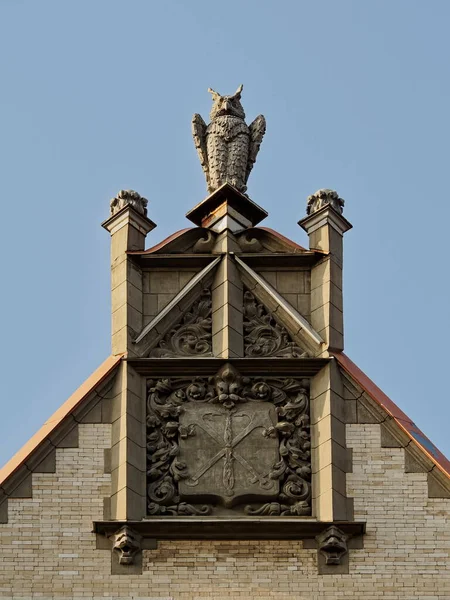 Gable Della Casa Del Popolo Con Stemma Della Città Gufo — Foto Stock