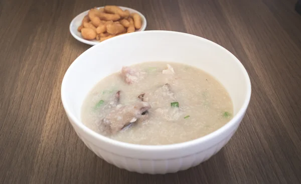 Pork Congee dengan Crispy Thai tongkat adonan goreng — Stok Foto