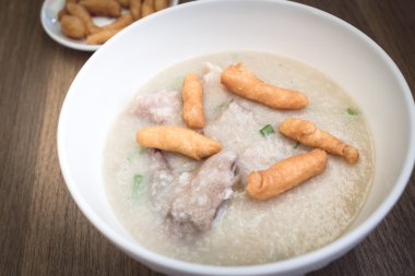 Domuz eti Congee gevrek Tay ile kızartılmış hamur sopa