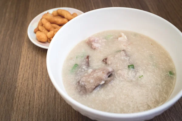 Pork Congee dengan Crispy Thai tongkat adonan goreng — Stok Foto