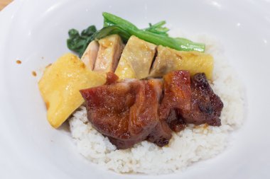 Çin kızarmış domuz eti ve tavuk pilav ile Buhar