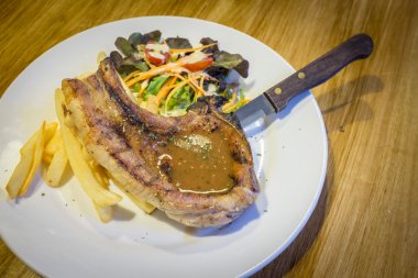 Sulu domuz pirzolası