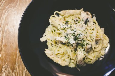 Alfredo makarna tavuk ve mantar ile