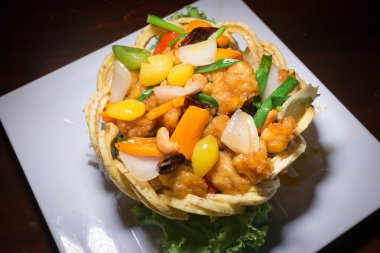 Kaju fıstığı gevrek Nest Taro ile tavuk