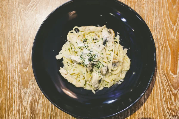 Pasta de alfredo con pollo y champiñones —  Fotos de Stock