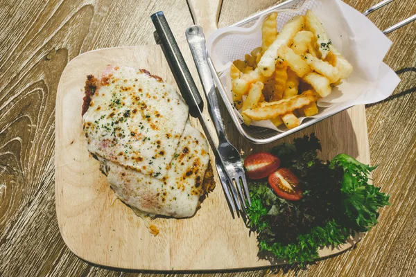 Parma de pollo servir con papas fritas — Foto de Stock