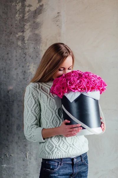 Mädchen mit Hut Box Blumen — Stockfoto