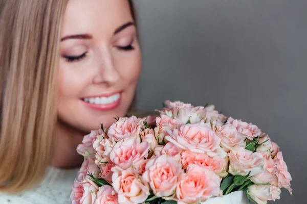 Chica sosteniendo sombrero caja flores — Foto de Stock