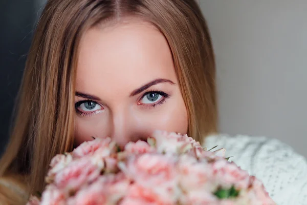 Girl with hat box flowers — Stock Photo, Image