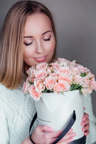 Mädchen mit Hut Box Blumen — Stockfoto