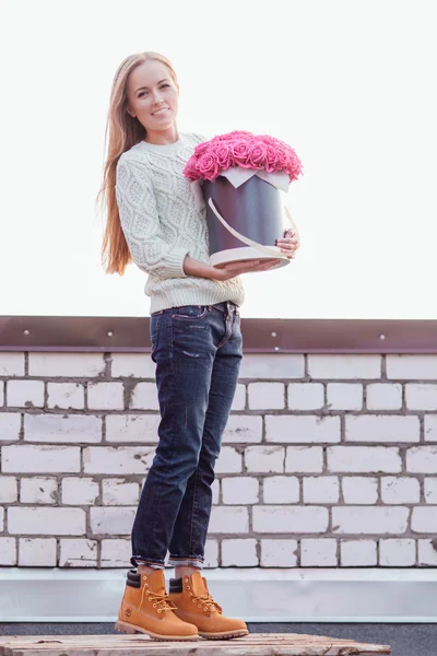 Dziewczyna na dachu z bukietem róż — Zdjęcie stockowe