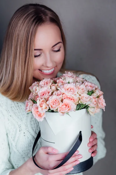 Chica sosteniendo sombrero caja flores —  Fotos de Stock