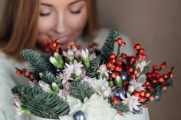 Mädchen mit Hut Box Blumen — Stockfoto