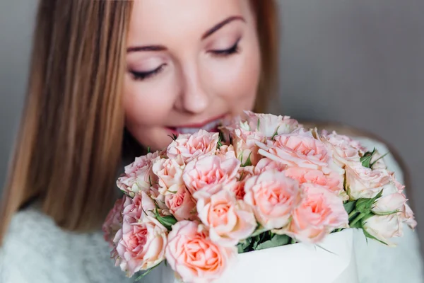 Menina segurando chapéu caixa flores — Fotografia de Stock