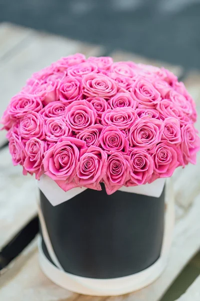 Roses bouquet in hat box