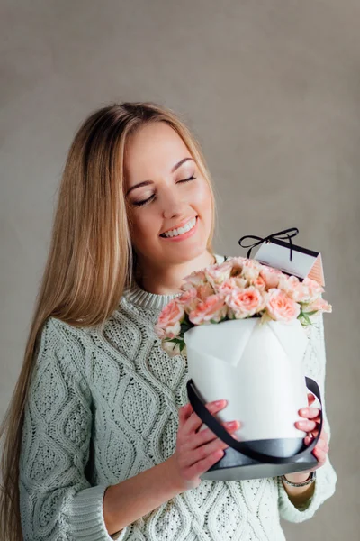 Girl gazdaság hat doboz Virág — Stock Fotó