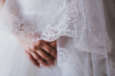 Gelin beyaz elbise eller